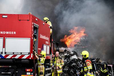 En wéér was er brand bij een afvalbedrijf