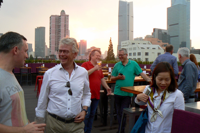 Op de laatste avond van de handelsmissie heft de delegatie de glazen op het dak van een hoog gebouw in Shanghai. Tweede van links commissaris van de Koning in Gelderland John Berends.