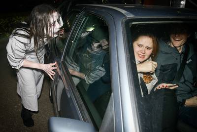 Bibberend je hamburger bestellen bij de Halloweendrive in Beuningen