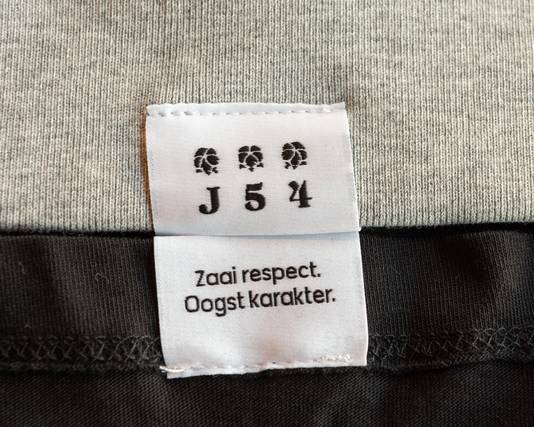 Een label in de kleding van Johan.