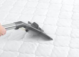 Zo vaak moet je je matras schoonmaken (en zo doe je het)