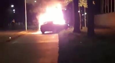 Brandende auto gaat spontaan stukje rijden