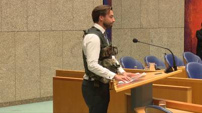 Baudet verschijnt in legertenue in Tweede Kamer