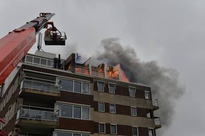 Tientallen bewoners geëvacueerd uit brandende flat in Apeldoorn: 2 gewonden