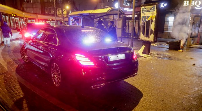 El coche del rey en el bullicio de Bruselas.