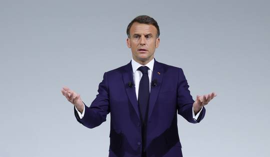 ‘Het is bijna onvergeeflijk’: hoe een select groepje adviseurs Macron overtuigden om een waanzinnig risico te nemen