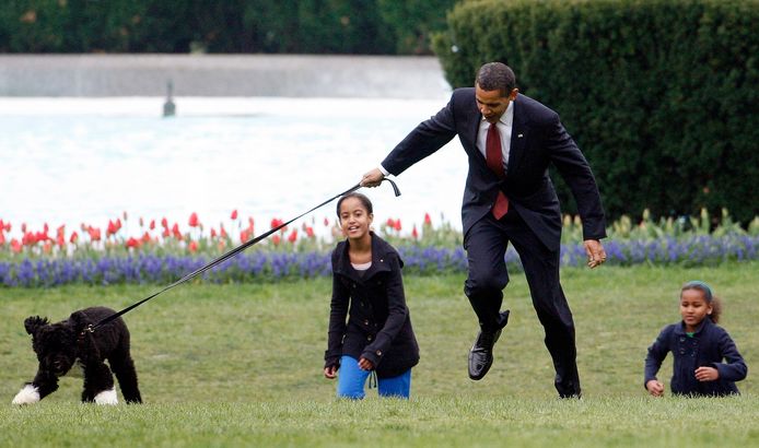 Malia et Sasha Obama en 2009 avec leur père dans les jardins de la Maison-Blanche.