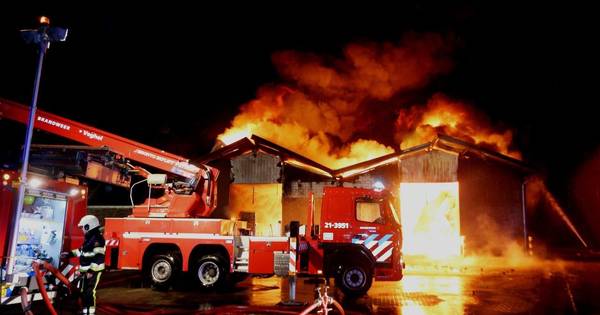Zeer grote brand in diervoederfabriek in Loosbroek, brand wordt nog nageblust