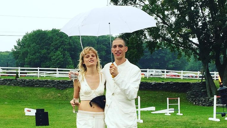 Belgisch Topmodel Trouwt In Een Wel Heel Speciale Witte Outfit Style Nina Hln