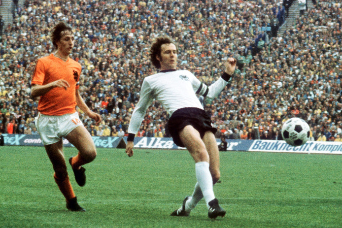 Johan Cruijf moet de bal laten aan Franz Beckenbauer.