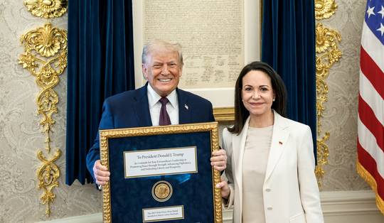 Venezolaanse Machado schenkt Nobelprijsmedaille aan Trump tijdens bezoek aan Witte Huis: ‘Wat een prachtig gebaar’