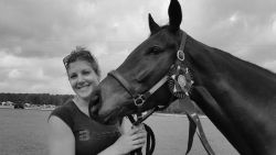 Drama in paardensport: 33-jarige amazone komt om het leven bij val, ook paard sterft