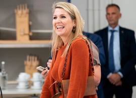 Geheel in het oranje, net als Máxima