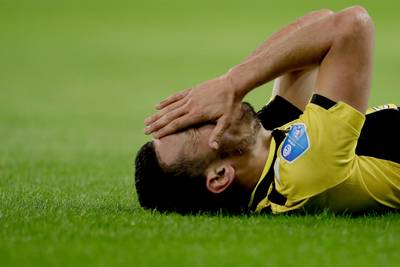 Vitesse-spits Darfalou komt met de schrik vrij; enkelblessure valt mee