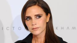 Victoria Beckham onder vuur nadat ze 30 werknemers op ‘technische werkloosheid’ zet: “Waarom gebruik je belastinggeld en niet jóuw fortuin?”