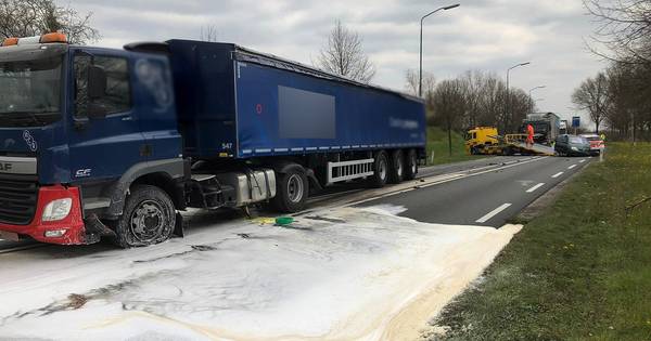 Vrachtwagen lekt diesel na botsing met auto: N264 in beide richtingen dicht bij Uden.