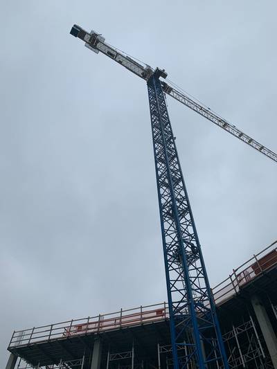 Kraanmachinist op 90 meter hoogte belt noodnummer: ‘Help, mijn arm ligt eraf’