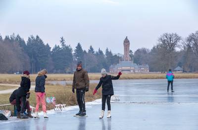 Schaatsen op de Hoge Veluwe in de schaduw van Jachthuis Sint Hubertus