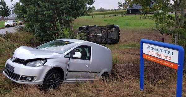 Flinke klapper bij botsing in Beltrum: Twee auto’s eindigen in het weiland.