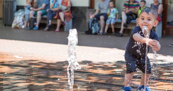Hitte: Verkoelende fonteintjes, dansen in de zon en een gesloten zwembad - De Gelderlander
