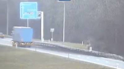 Modder op de snelweg: A15 bij Ressen urenlang afgesloten