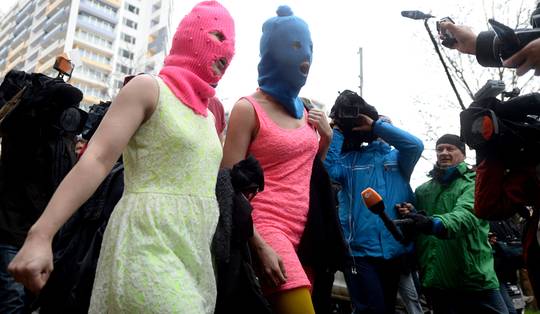 Ex-lid van Pussy Riot vlucht Rusland uit nadat ze drie jaar lang gedwongen informant was voor Russische veiligheidsdienst