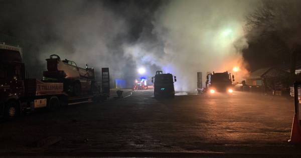 Vrachtwagen uitgebrand op bedrijfsterrein in Mill, veel rookontwikkeling
