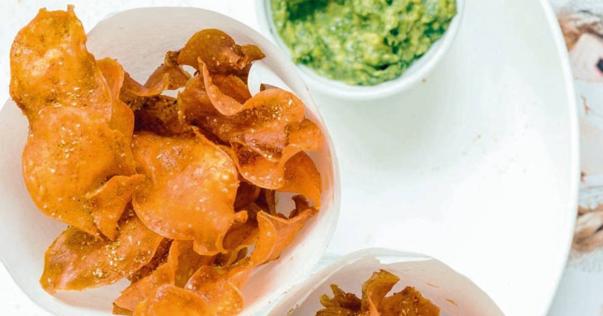 Jeroen Meus maakt chips van zoete aardappel met guacamole Nina kookt