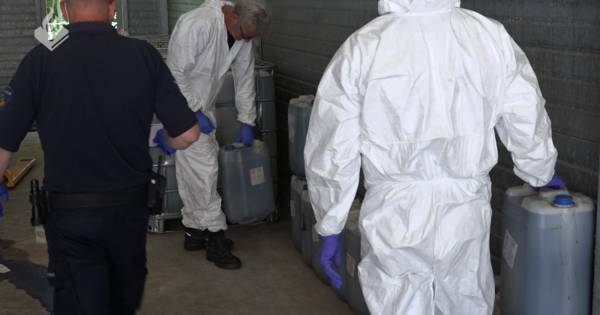 Vaten uit achtergelaten busje op A2 bij Liempde zaten vol met drugsafval, bestuurder is spoorloos - 