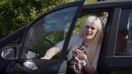 'Battlecat' Cindy wordt getreiterd door haar buren