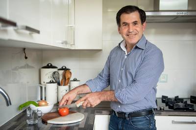 Mehmet Göksu uit Goor maakt zijn favoriete gerecht zoals zijn moeder in Turkije het maakte