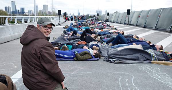 Regen voorspeld: kunstenaar Rob Sweere stelt 'Silent Sky' in Hemmen uit