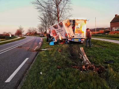 Bezorger boodschappen knalt met bestelbus op boom in Oeffelt