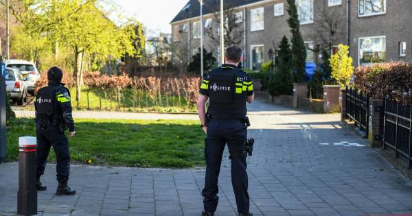 Politie arresteert man in IJsselstein die in woning in Alphen met vuurwapen dreigde.
