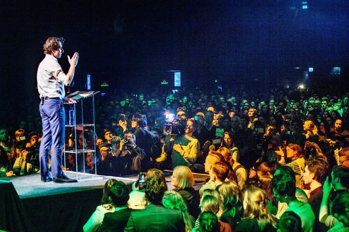 Jesse Klaver sprak vanavond duizenden 'fans' toe in voormalige Heineken Music Hall.  Daarnaast volgden duizenden kijkers de livestream. Foto: Jean-Pierre Jans