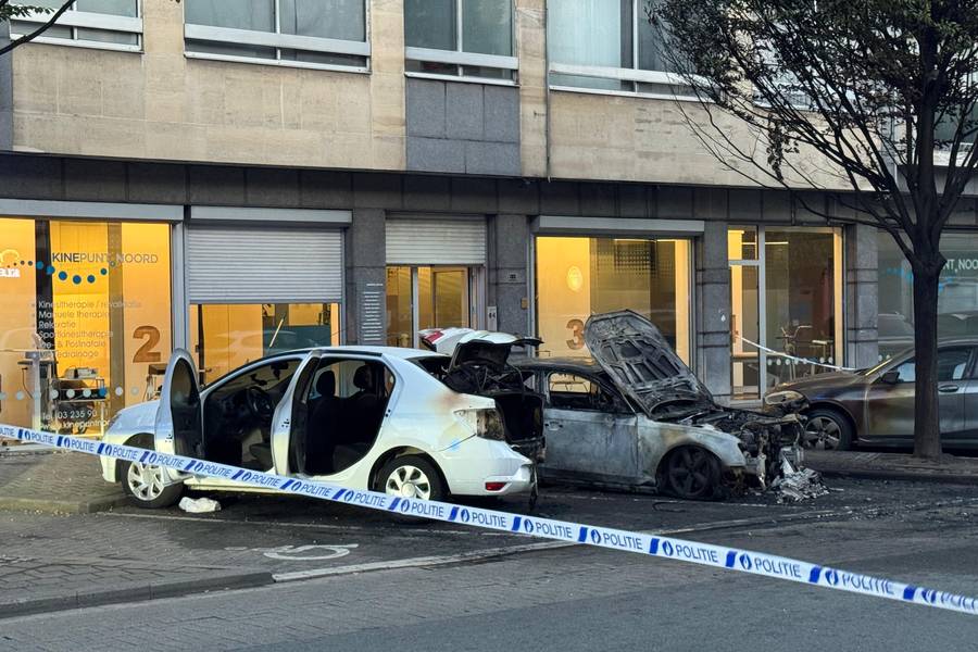 Drie wagens geraakten beschadigd door de brandstichting in de Pothoekstraat in Antwerpen. ©Marc De Roeck