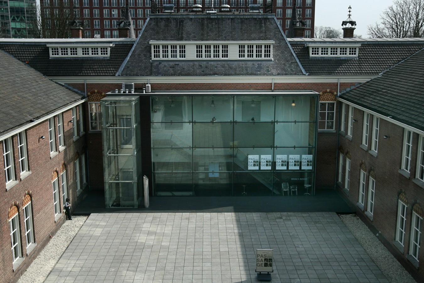 Depot van Breda's Museum naar Leursebaan | Foto | AD.nl