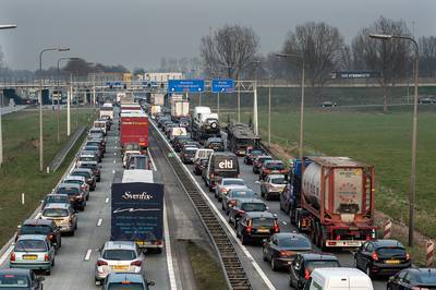 Verbreding A27 en aanpak Hooipolder zo goed als rond, minister zet handtekening onder project