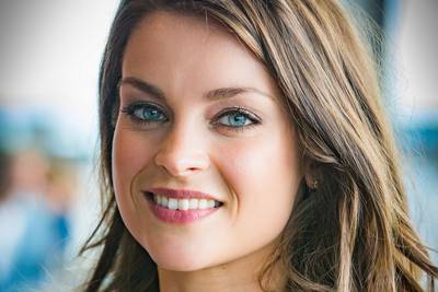 Miljuschka fluistert vriend toe en zieke Tooske toch naar première