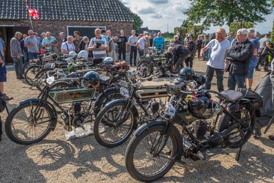 Oploo podium voor interland tussen Engeland en Nederland op stokoude motor