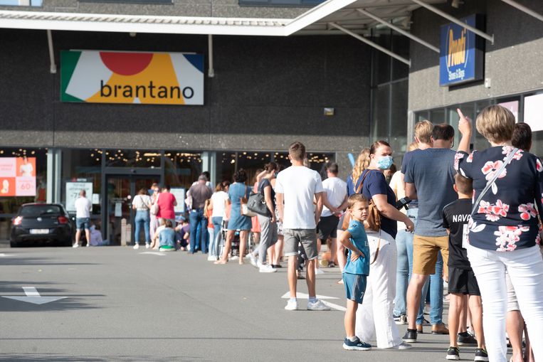 Vanaf vandaag uitverkoop bij Brantano: ellenlange rijen bij winkels over  het hele land | Consument | Geld | HLN