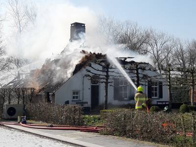 Brand in rieten kap verwoest eeuwenoude boerderij in Horssen