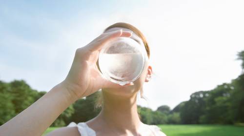 Drink je genoeg water? Diëtist Sanne vertelt op welke alarmsignalen je moet letten 
