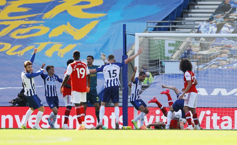 Spelers neus aan neus: Brighton-spits Maupay doet Arsenal ...