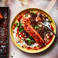 Simpel maar toch chic: harissazalm met crispy linzen en knoflookyoghurt