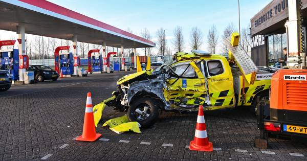 Deze gehavende auto van Rijkswaterstaat staat niet voor niks langs de A16 - BN DeStem