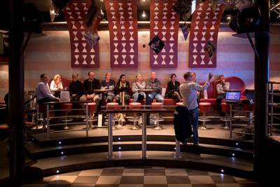 Ouders van tieners praten over drugs in staptent in Rhenen