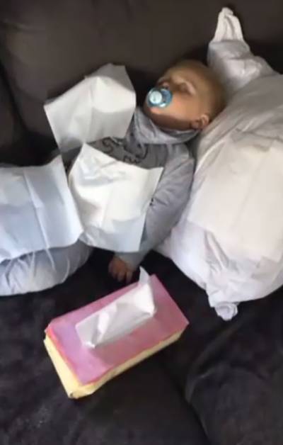 Flauwe grap: André Hazes legt slapende zoontje voor iPad met pornosite