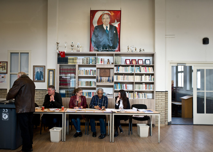 Turkse poster in stembureau Nijmegen