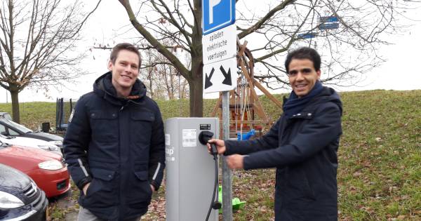 Ja hoor, er zit stroom op de oplaadpaal in Erlecom